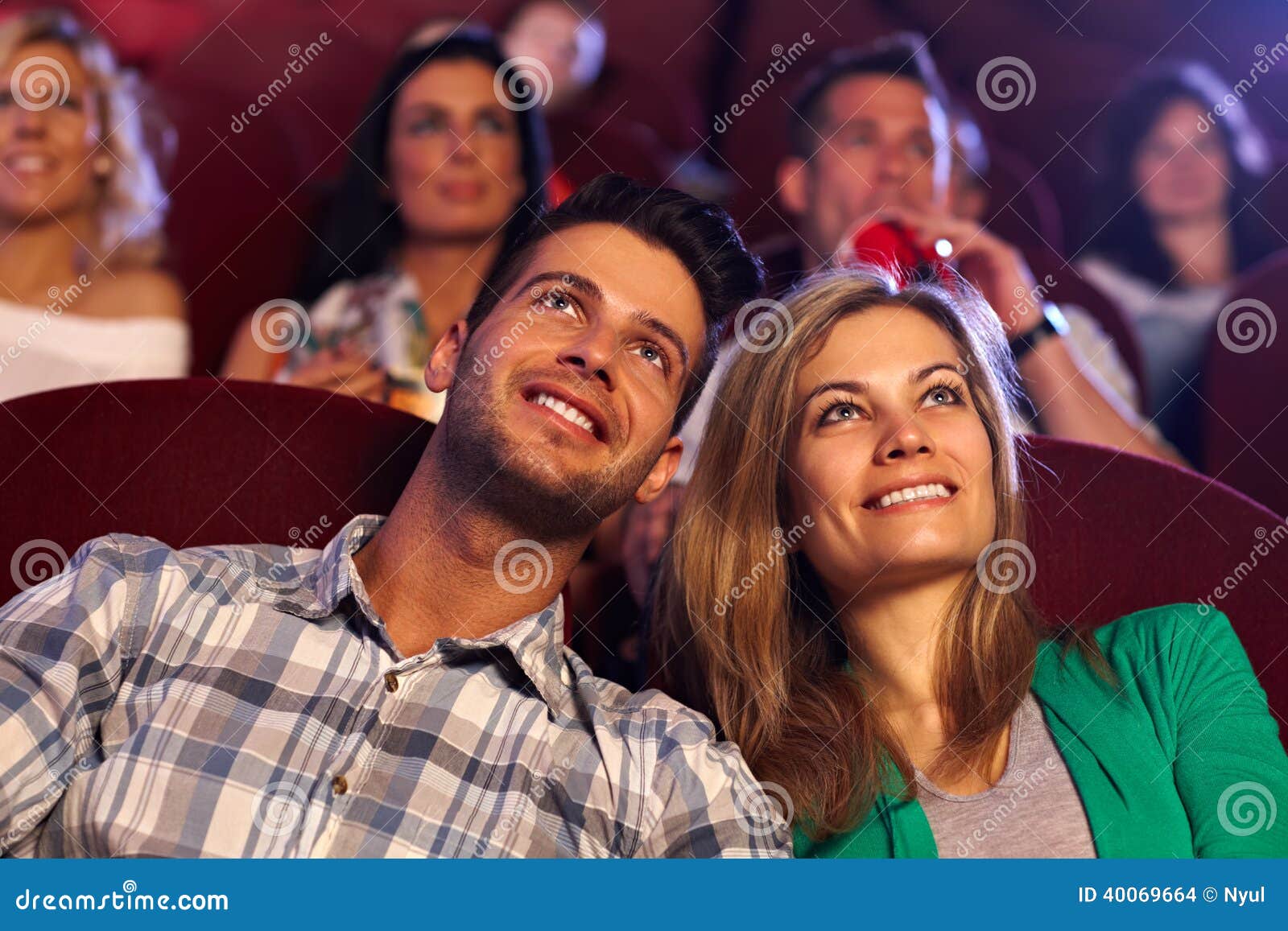 Filmes de Comédia Romântica Brasileiros que Vão te Fazer Acreditar no Amor em 2026